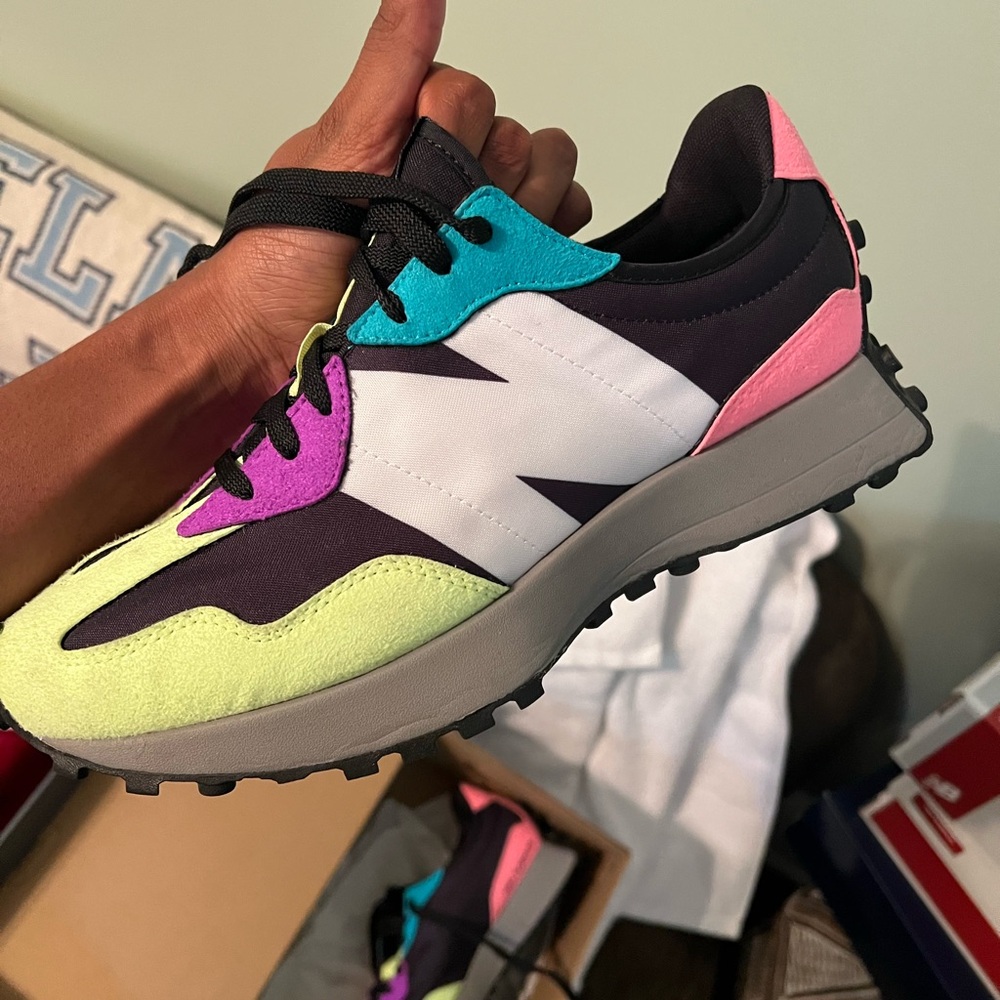 New Balance 327 Multi Color Sneaker Women’s 10.5